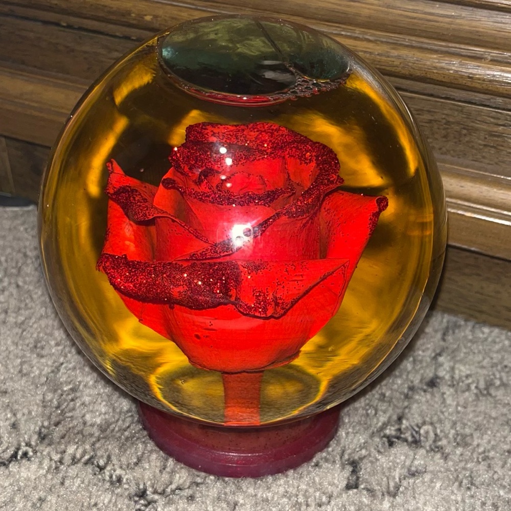 Glitter red rose in water globe